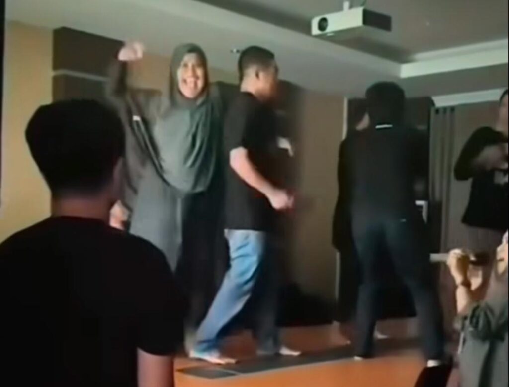 Viral ! ASN Dinas PUPR Kutim Pesta di Ruang Rapat: Joget di Atas Meja, Miras, dan Saweran