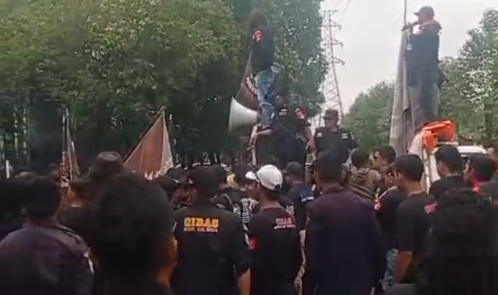 Ratusan Ormas Gibas Resort Kabupaten Bekasi Gelar Aksi Demo Tuntut Limbah di Salah satu PT di Jababeka Cikarang