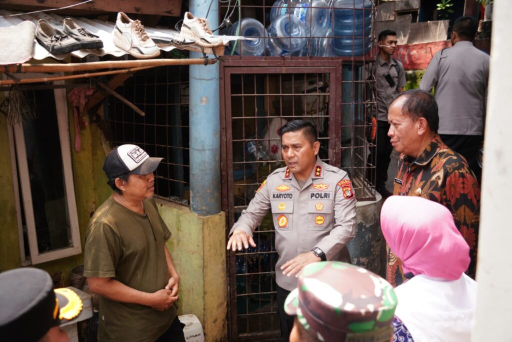 Kapolda Metro Jaya Irjen Pol Karyoto Tinjau Pengungsian Warga di Pancoran Jakarta : “Polri akan Terus Membantu Masyarakat”