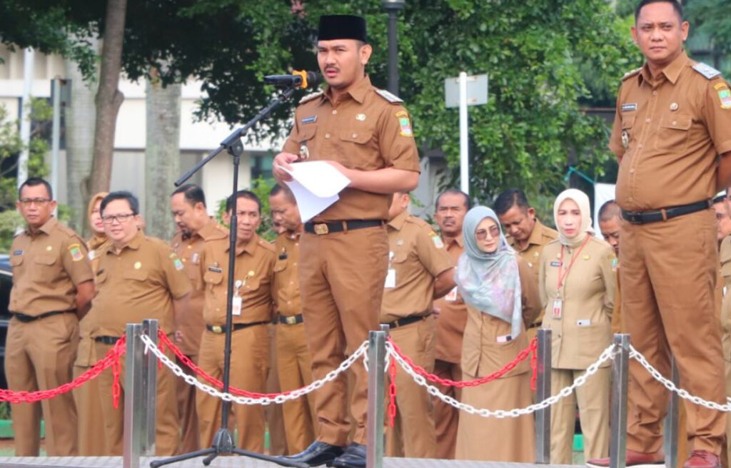 Awal Ramadan 2025, Gelar Pimpin Apel Pagi, Bupati Bekasi Ade Kuswara Kunang Langsung Cek Pelayanan Masyarakat