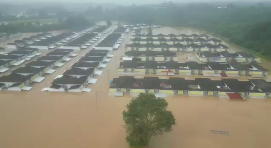 Foto Banjir parah melanda Bekasi dan Kabupaten Bekasi, Warga : “Banjir paling parah, dalam kurun waktu 5 Tahun”