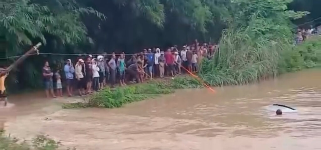 Heroik ! Kampungnya Terkena Musibah Banjir, Warga Kampung Nawit Setu Bekasi Gotong Royong Tolong Kendaraan Mobil dan Penumpang yang Nyaris Tenggelam Terseret Banjir