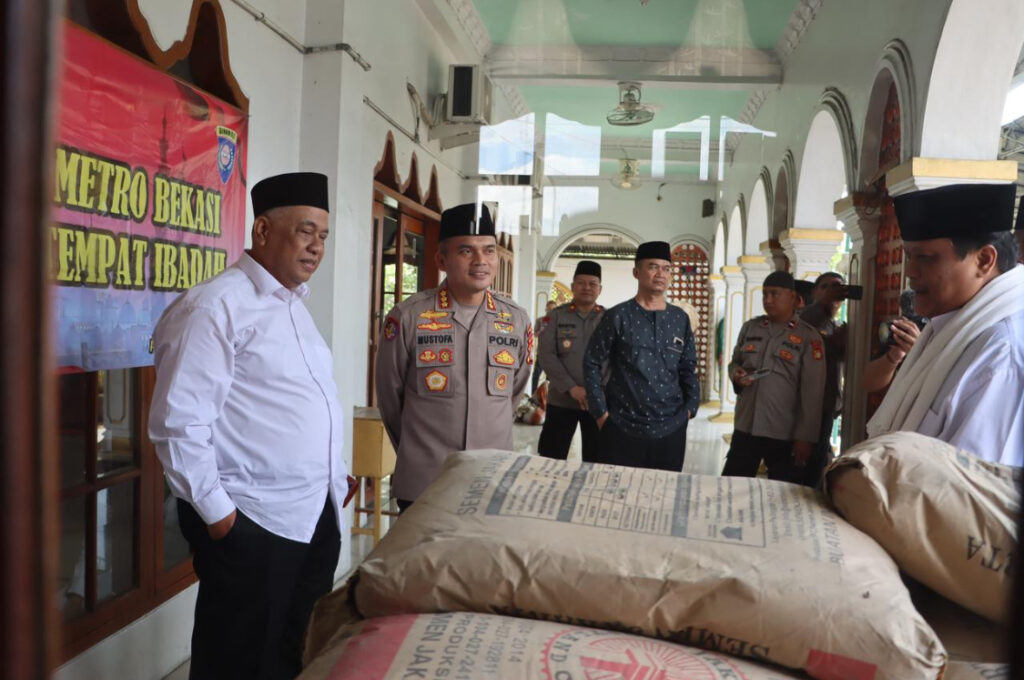 Dikenal Masyarakat Sangat Peduli Rumah Ibadah,  Kapolres Metro Bekasi Kombes Pol Mustofa Berikan Puluhan Sak Semen di Masjid Area Kabupaten Bekasi