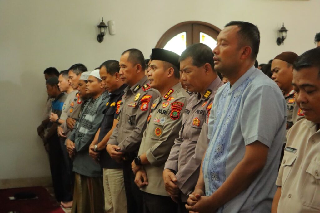 Polres Metro Bekasi Gelar Sholat Ghaib untuk 3 anggota yang gugur dalam tugas di Polres way Kanan Polda lampung