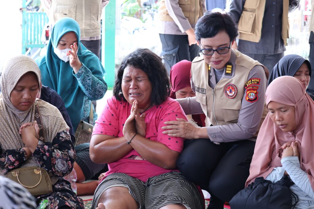 Berikan Perhatian Terhadap Masyarakat Yang Terdampak Bencana Banjir, SSDM Polri Gelar Trauma Healing di Tambun Utara Bekasi