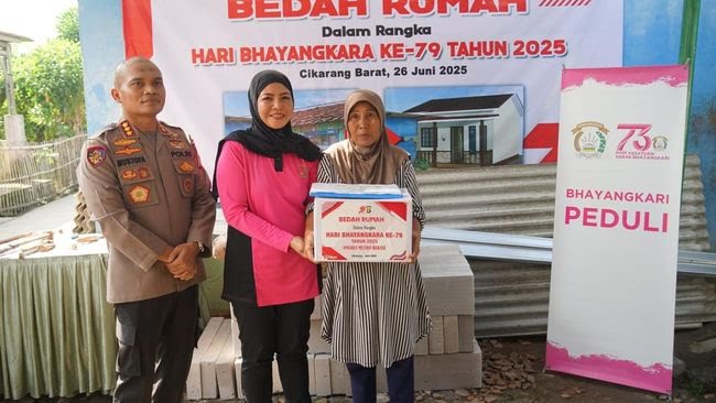 Kapolres Metro Bekasi Laksanakan Bakti Sosial Bedah Rumah dalam Rangka Hari Bhayangkara ke-79