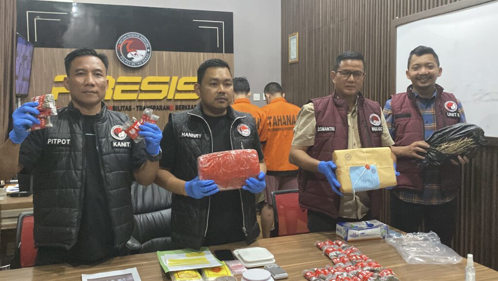 Ungkap Tangkap ResNarkoba Polres Metro Bekasi Pengedar Narkotika Jenis Ganja Melalui Medsos, Para Pelaku dan 2,7 Kilogram Ganja di Amankan