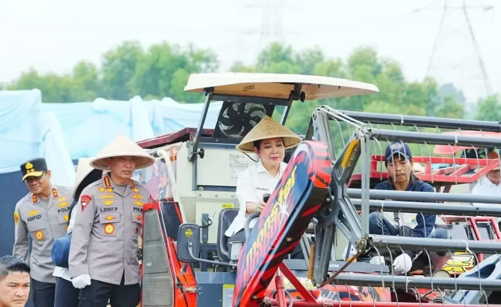 Dukung Ketahanan Pangan Nasional, Kapolri Pimpin Panen Raya Jagung di Deltamas Bekasi : Bukti Nyata Program Swasembada Presiden