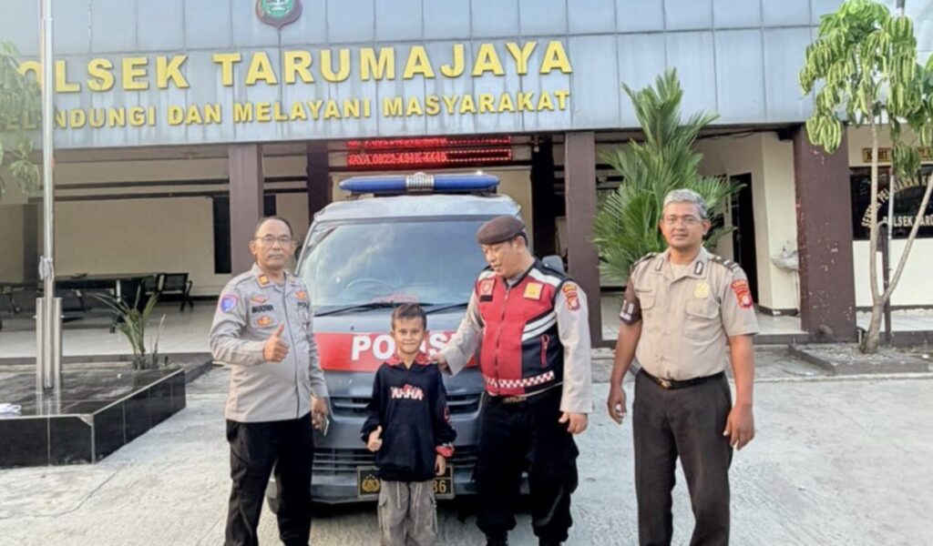 Peduli Warga , Polsek Tarumajaya Antar Anak 9 Tahun Asal Depok yang Kesasar 3 Hari di Tarumajaya Kabupaten Bekasi, Kapolsek Tarumajaya: “Bentuk Kepedulian Polisi Terhadap Masyarakat”